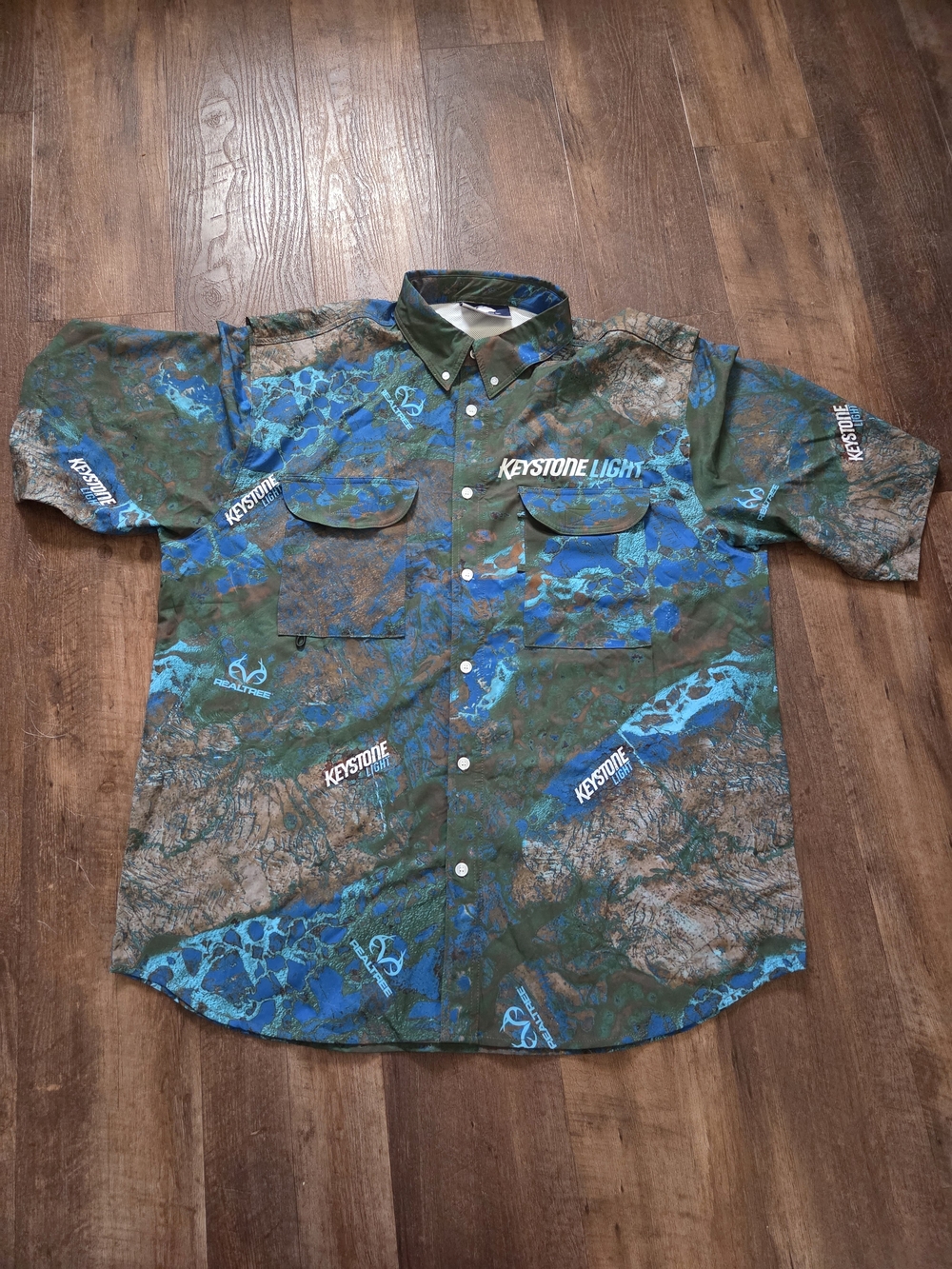 Men's Short-Sleeve Button-Down Fishing Shirt in Green/Blue Camo